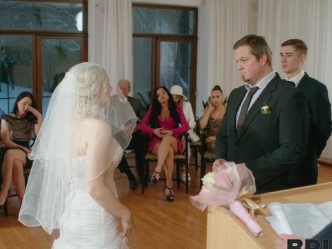 CrocoList presents: Dirty bride kristy waterfall rides a lover while people watch